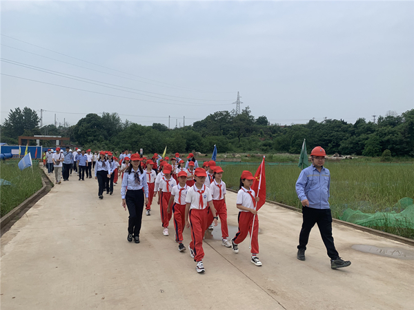 歡慶“六一”，環保“童”行——高新區實驗小學學生參觀宜昌市銀河煤化工項目-2.jpg