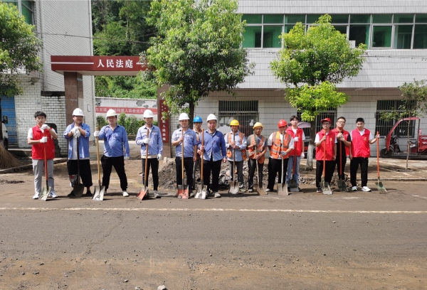 “眾志成城，抗洪搶險”--竹山二期項目部為得勝鎮疏淤解難1.jpg